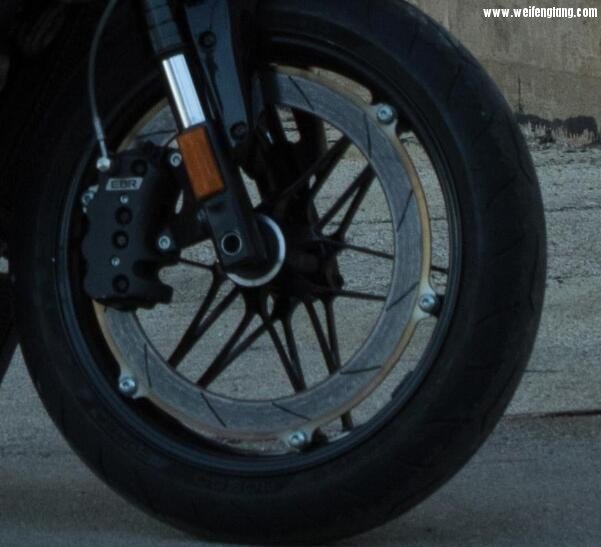 386mm超大刹车盘 8活塞卡钳.jpg