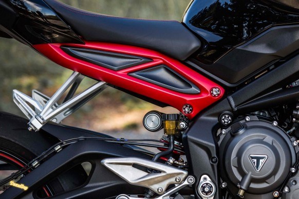 011017-2017-triumph-street-triple-r-530A0739_GRD_detail-582x388.jpg