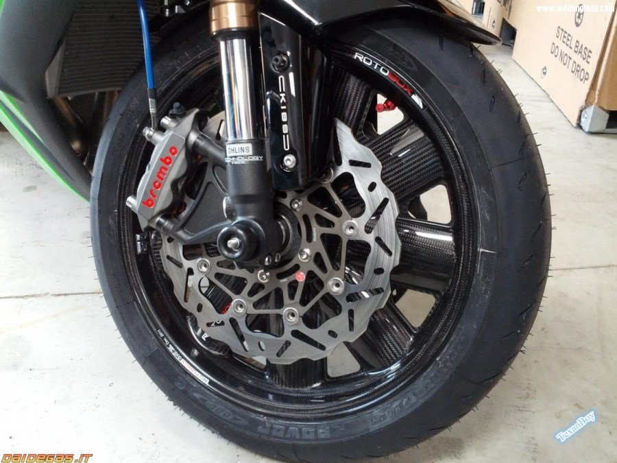 kawasaki-zx10r-2012-rotobox-carbon-wheels-3.jpg