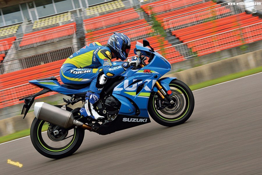 2017-suzuki-gsx-r1000r-action-2.jpg