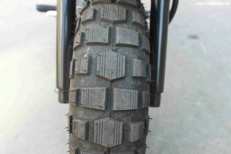 轮胎胎纹请看中缝还在