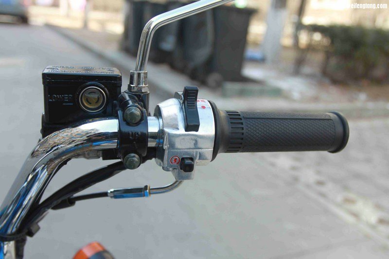 右手转吧，刹车油清皙透亮