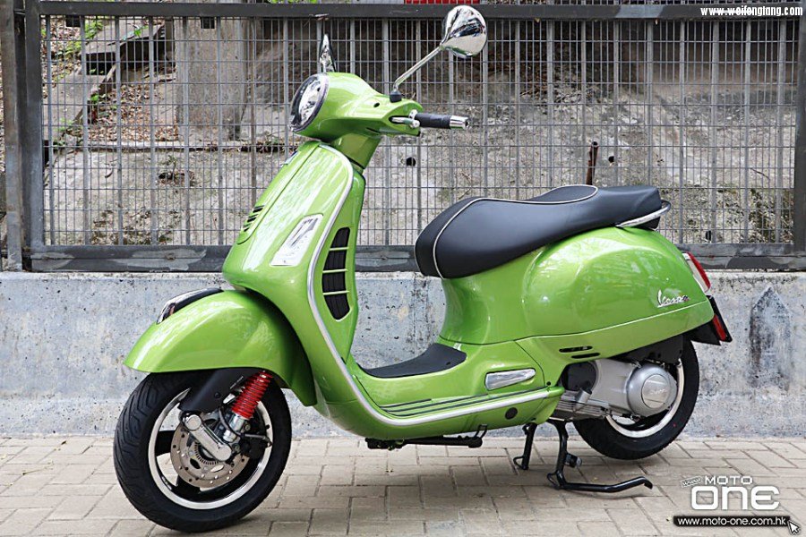 2017_Vespa_GTS_300_Super_24.jpg