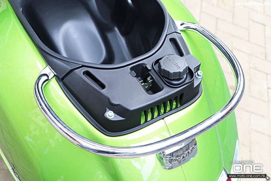 2017_Vespa_GTS_300_Super_46.jpg