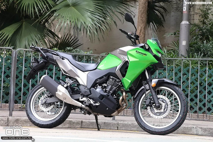 2017_KAWASAKI_VERSYS-X_300_ABS_01.jpg