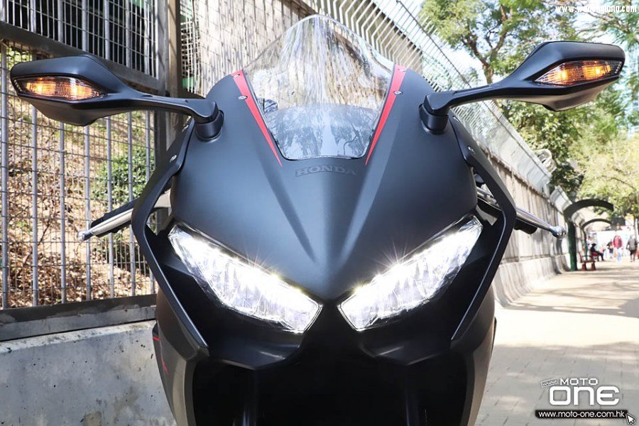 2017_HONDA_CBR1000RR_02.jpg