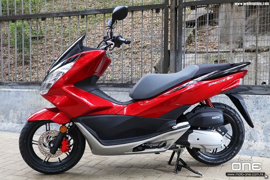 2017_HONDA_PCX150_03.jpg