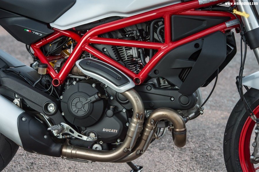 032717-2017-ducati-Monster-797-Statics12.jpg