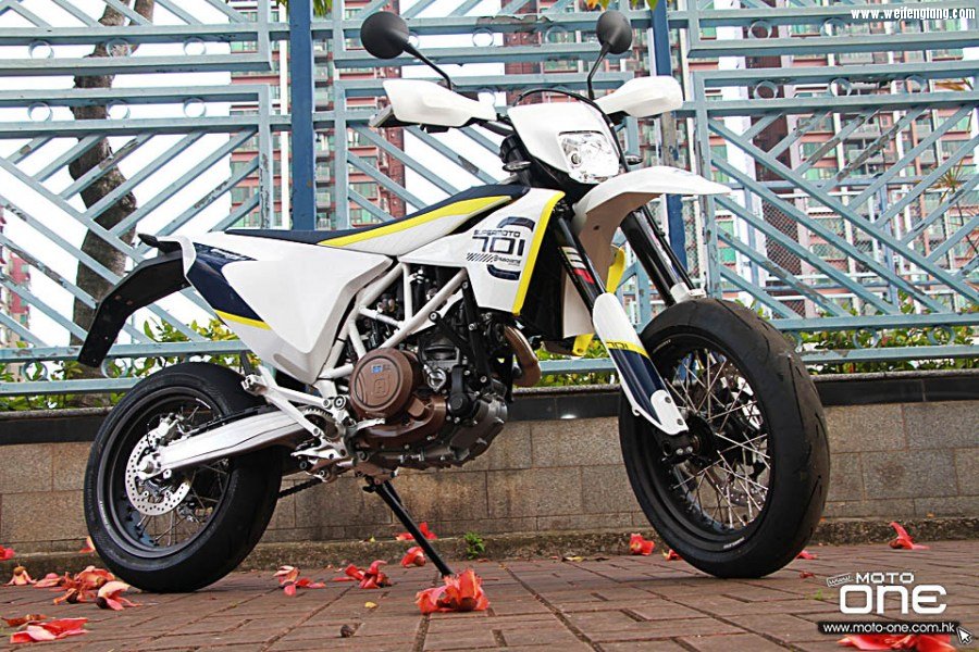 2017_HUSQVARNA_701_SUPERMOTO_01.jpg