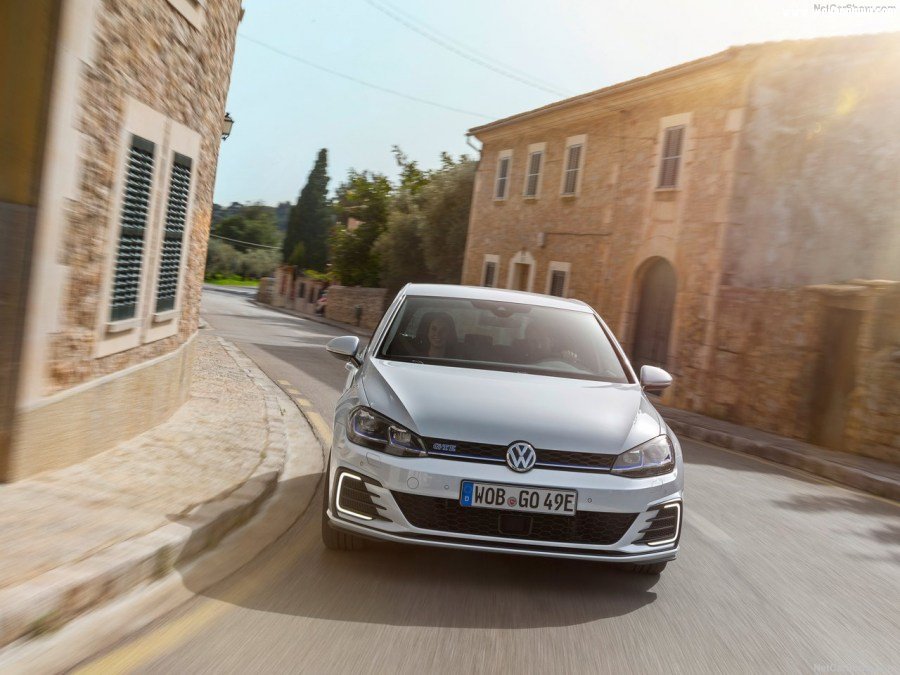 Volkswagen-Golf_GTE-2017-1280-0b.jpg
