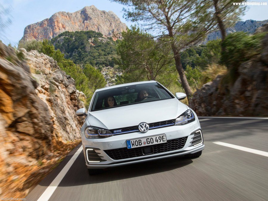Volkswagen-Golf_GTE-2017-1280-0c.jpg
