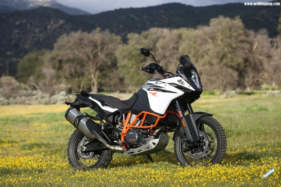 2017_ktm1090-static-02.jpg