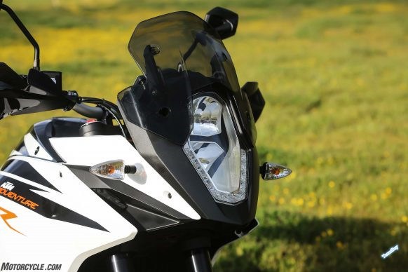 033017-2017-ktm-1090-adventure-r-2A0A2522-headlight-582x388.jpg