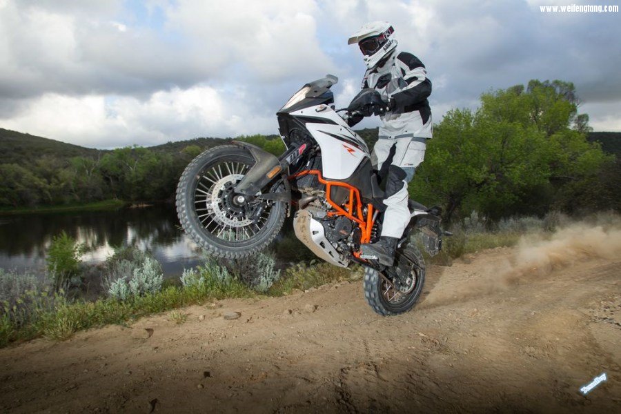 cw0417-2017-ktm-1090-adventure-r-first-ride-image-28.jpg