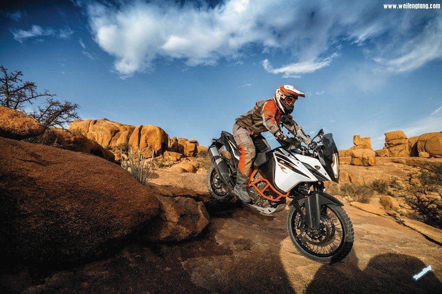 2017-KTM-1090-ADVENTURE-R-2.jpg