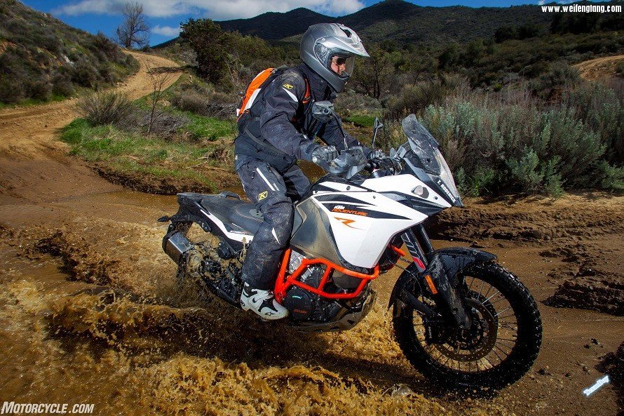 033017-2017-ktm-1090-adventure-r-BOOT9963-dirt-road.jpg