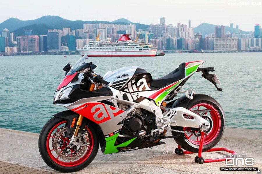 2017_APRILIA_RSV4_RF_Tuono_1100_Factory_03.jpg