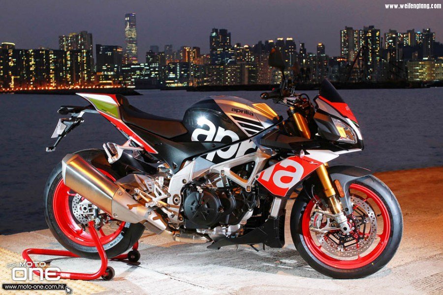 2017_APRILIA_RSV4_RF_Tuono_1100_Factory_04.jpg