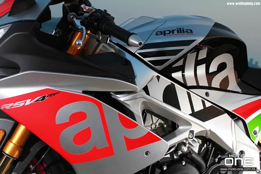 2017_APRILIA_RSV4_RF_Tuono_1100_Factory_40.jpg