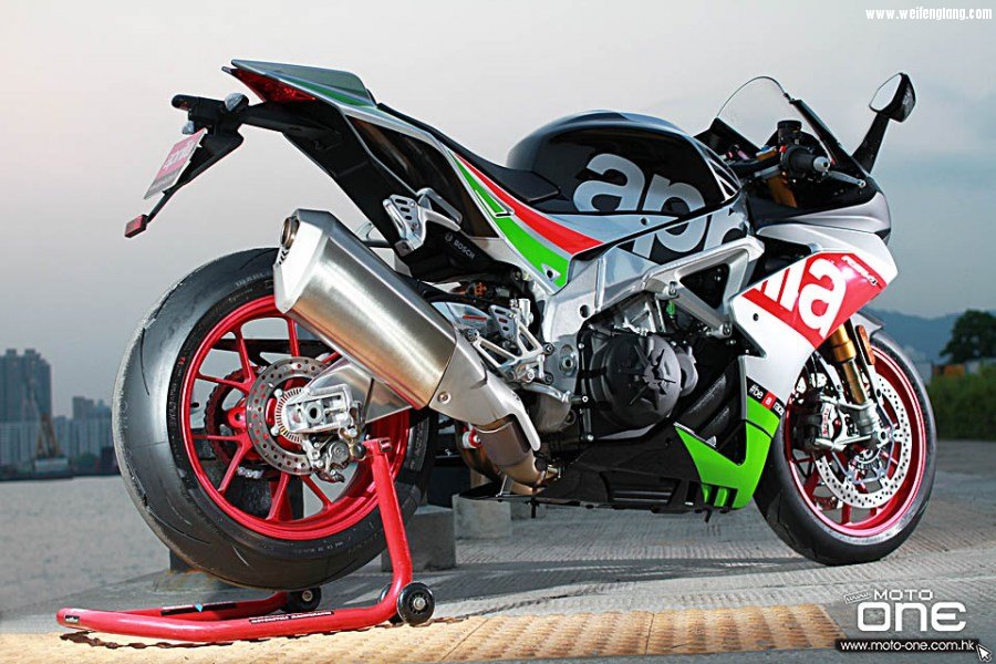 2017_APRILIA_RSV4_RF_Tuono_1100_Factory_55.jpg