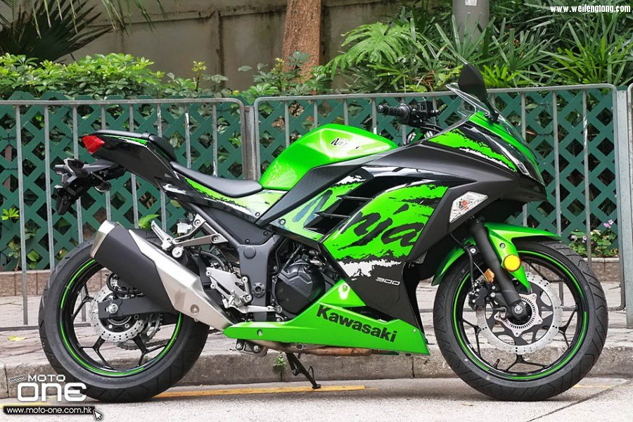 2017_KAWASAKI_NINJA_300_ABS_WINTER_SP_04a.jpg