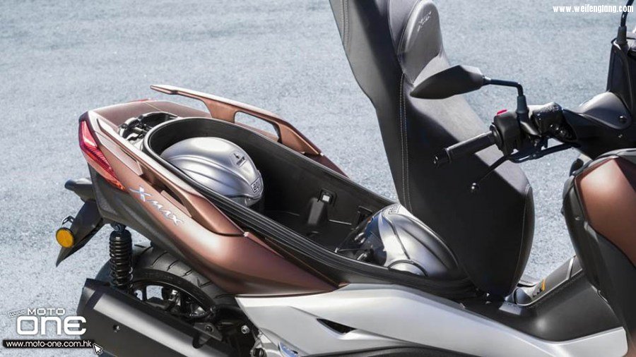 2017_YAMAHA_XMAX300_09.jpg
