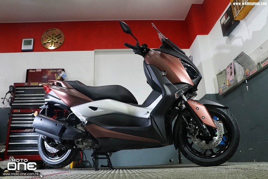 2017_YAMAHA_X-MAX300_01.jpg
