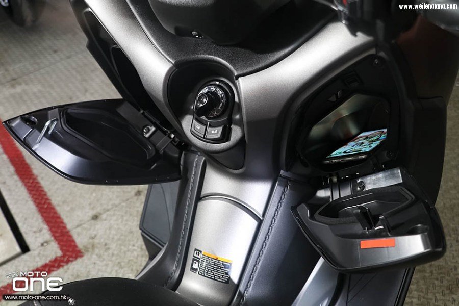 2017_YAMAHA_X-MAX300_12.jpg