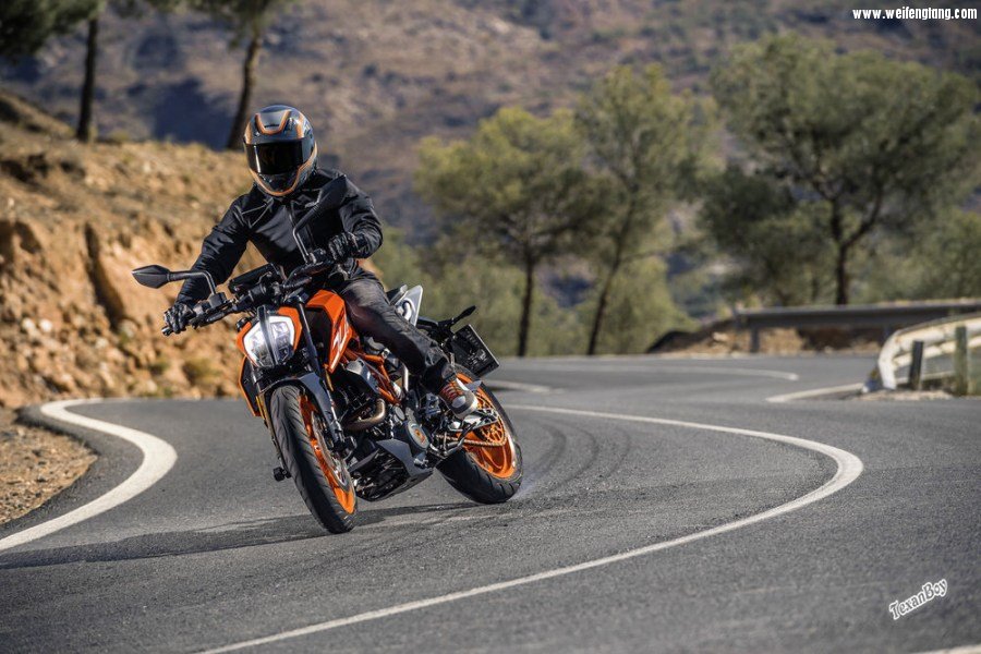 cw1116-2017-ktm-duke-390-image-11.jpg
