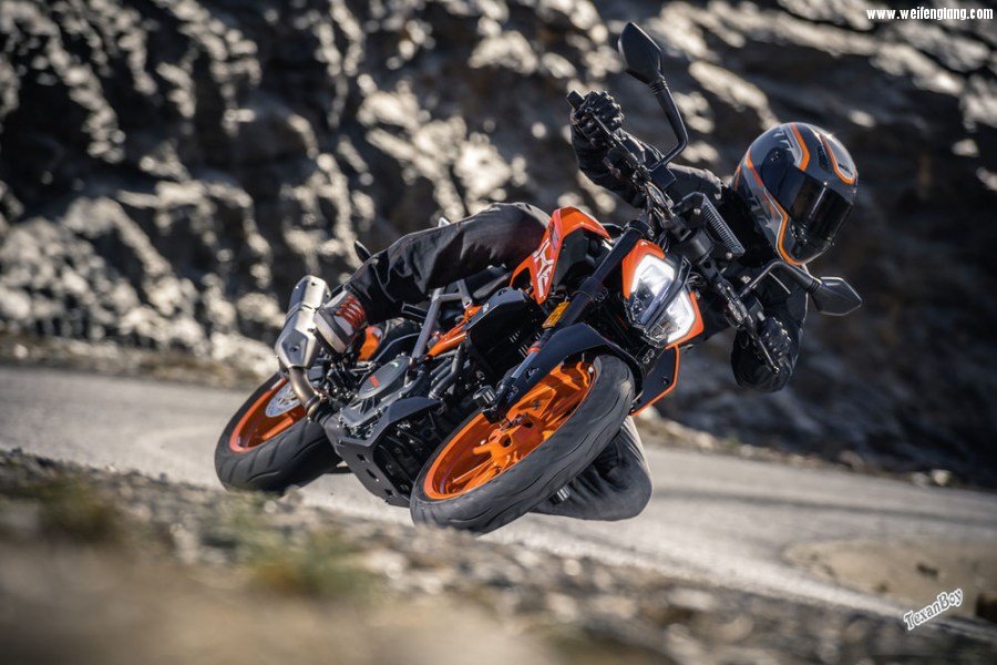 cw1116-2017-ktm-duke-390-image-12.jpg