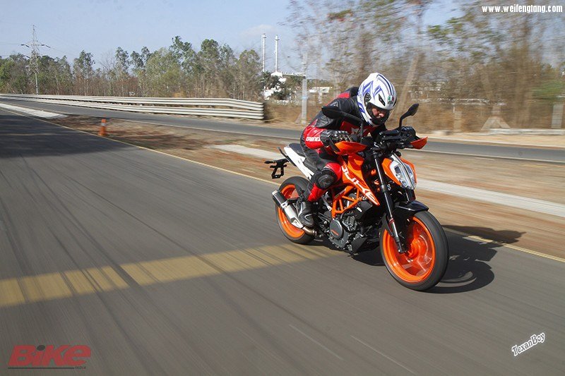 2017-KTM-390-Duke-review-M4.jpg