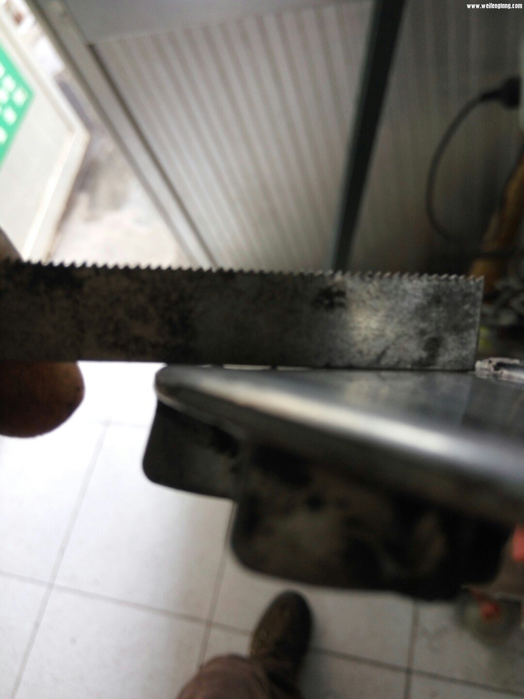 不是平的，所以要大油门才会走车