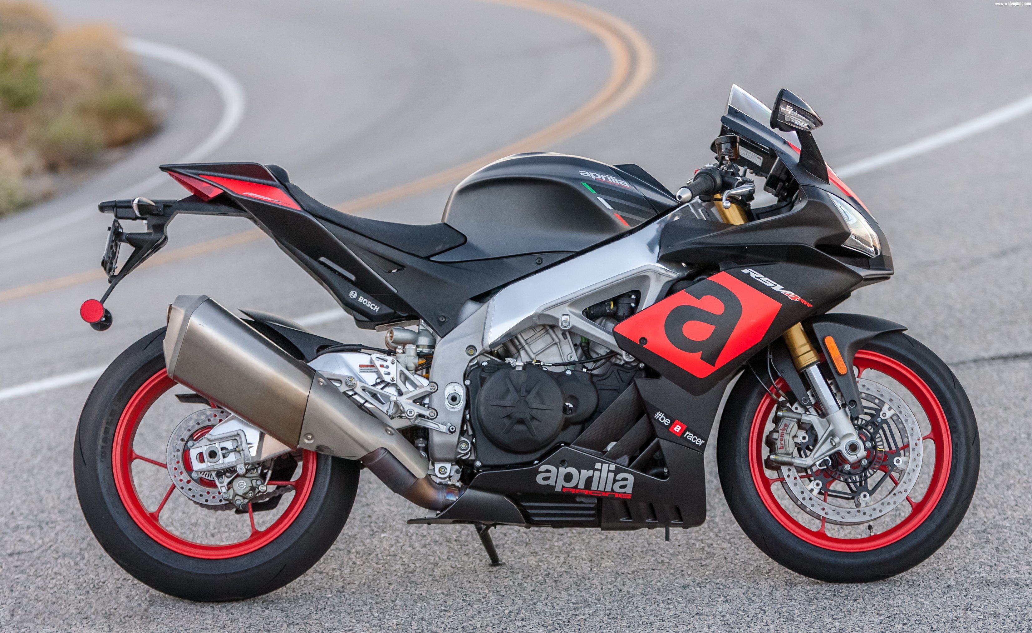 060817-2017-superbike-shootout-Aprilia-RSV4-01.jpg