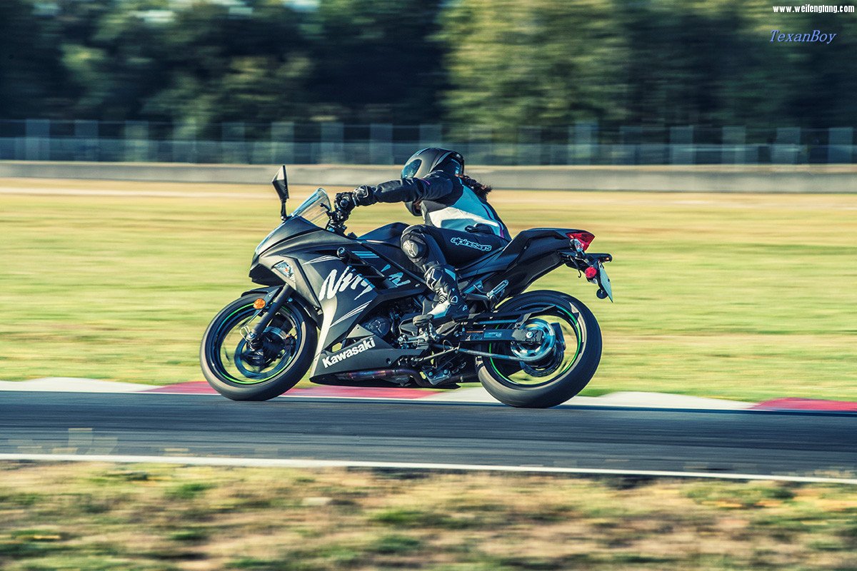 2017-Kawasaki-Ninja-300-Winter-Test-Edition-side-motion.jpg