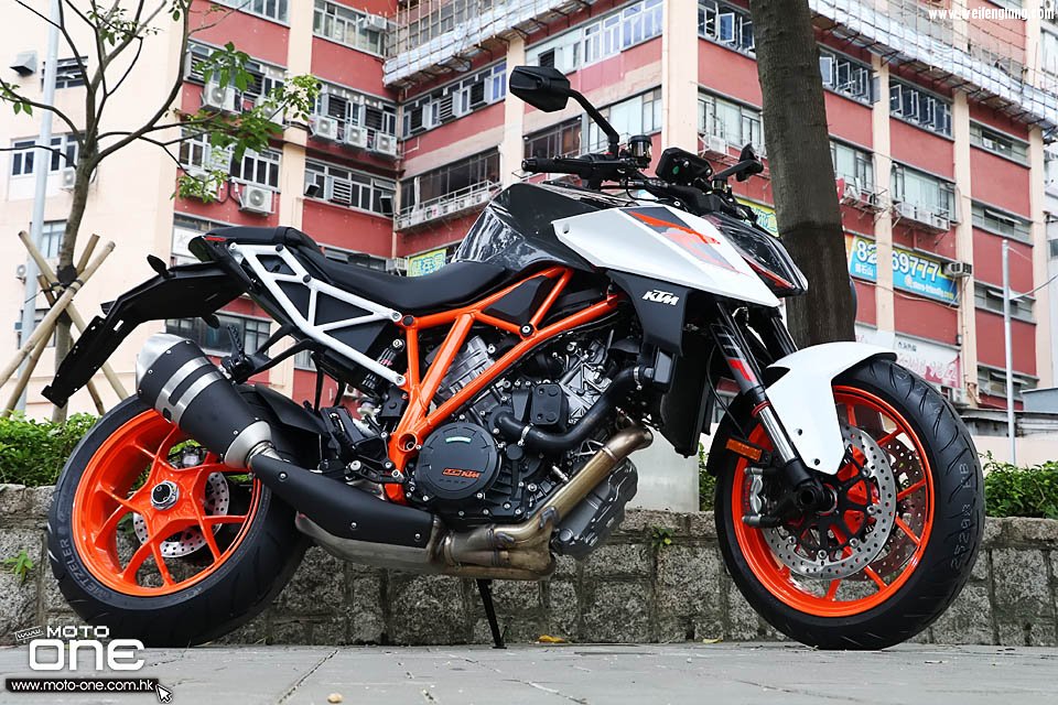 2017_KTM_1290_Super_Duke_R_01.jpg