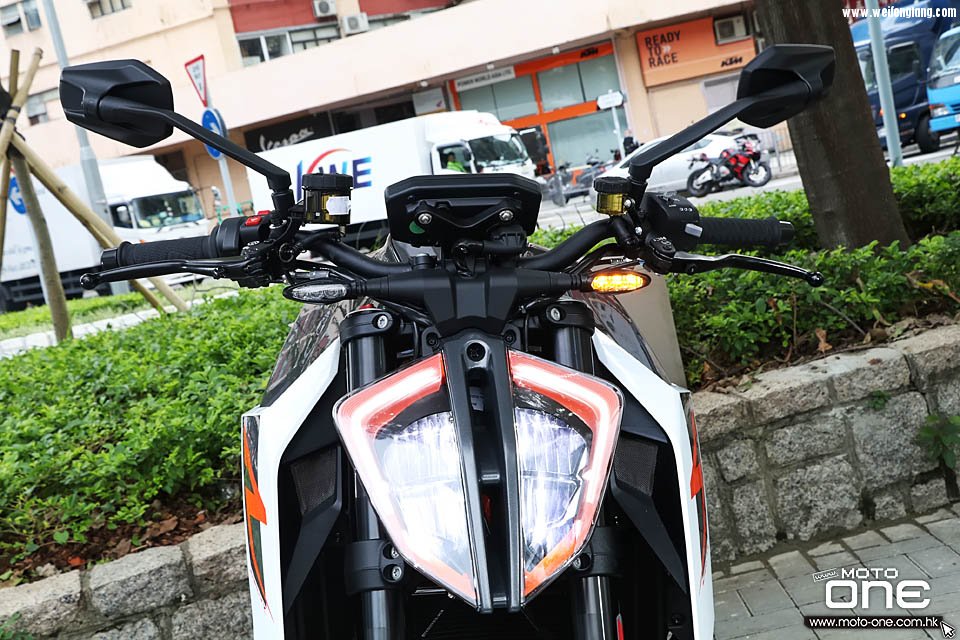 2017_KTM_1290_Super_Duke_R_02.jpg
