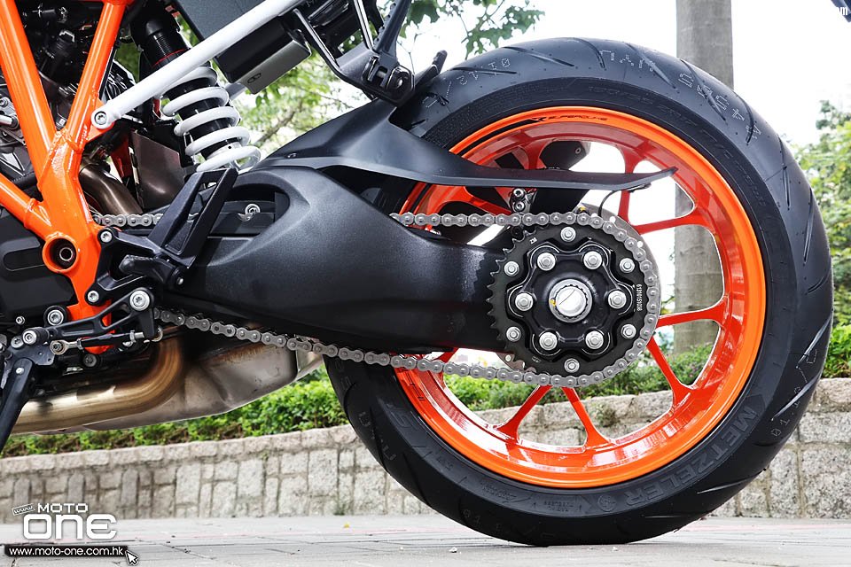 2017_KTM_1290_Super_Duke_R_40.jpg