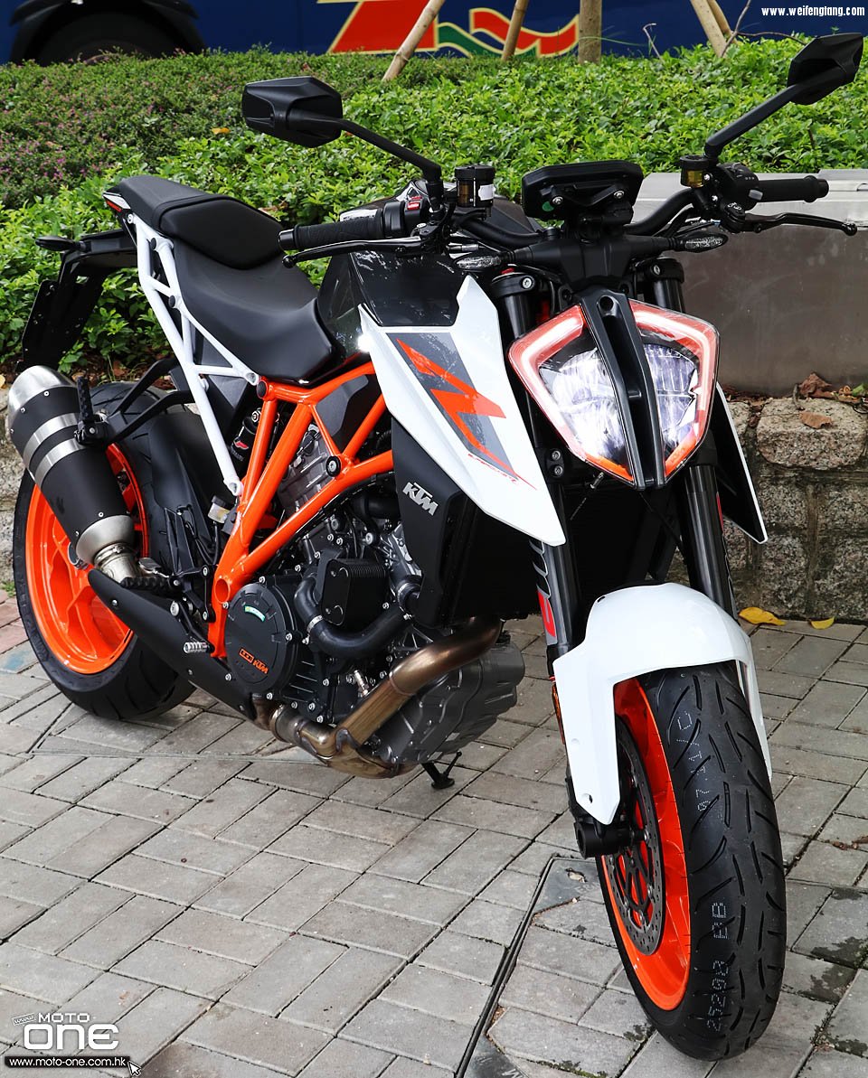 2017_KTM_1290_Super_Duke_R_63.jpg