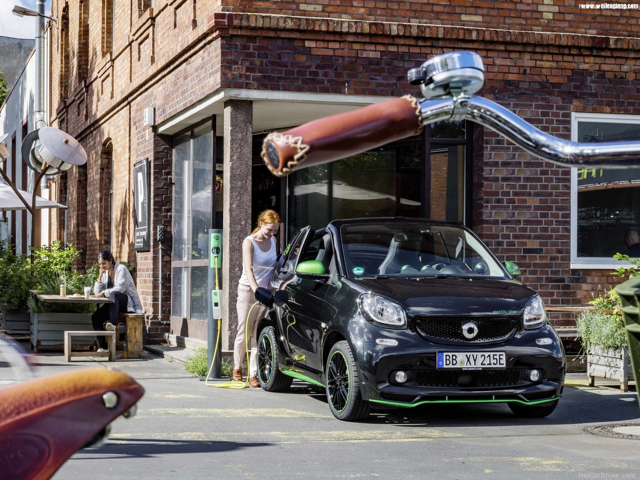 Smart-fortwo_Cabrio_electric_drive-2017-1280-0f.jpg