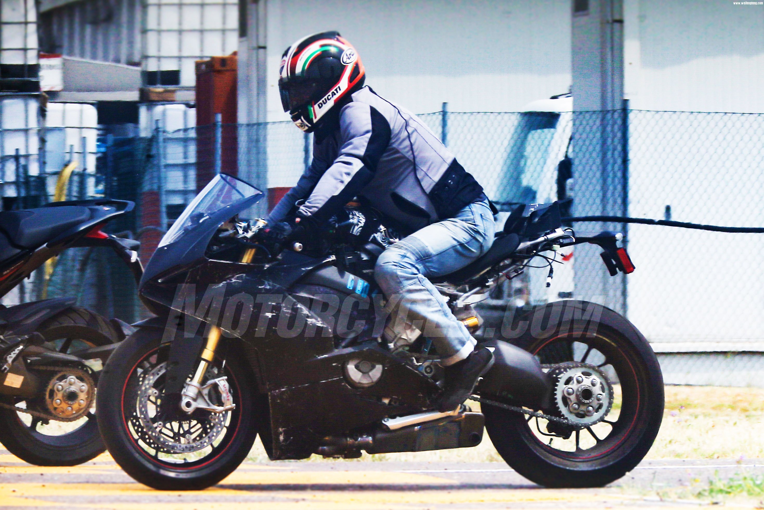 062817-2018-Ducati-V4-Superbike-008.jpg