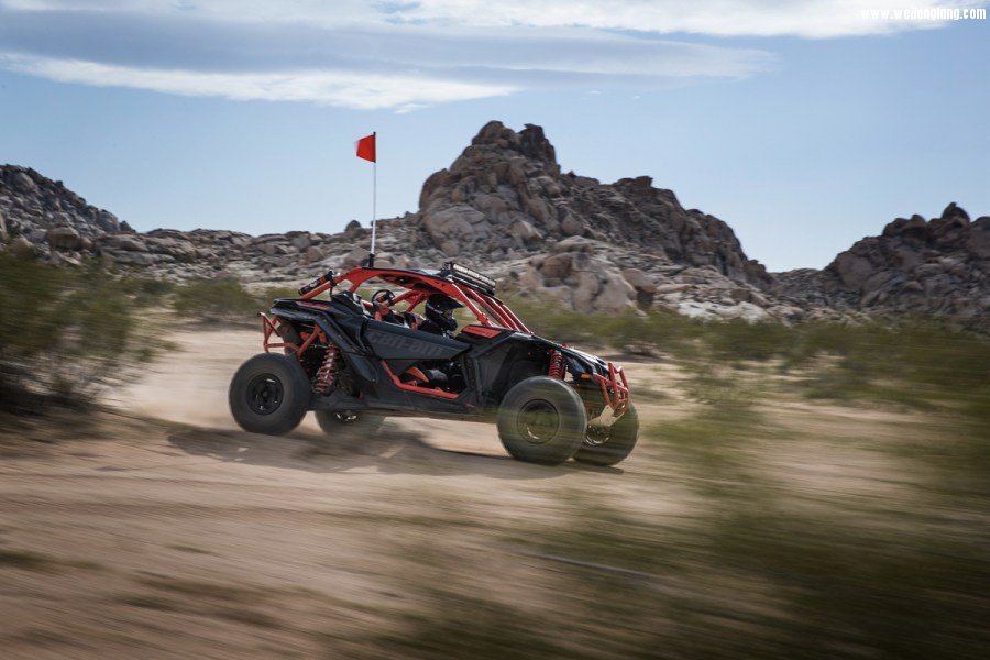 Maverick X3 Xrs - Carbon Black  Red - Desert 2.jpg