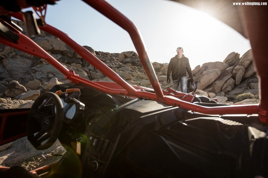 Maverick X3 Xrs - Carbon Black  Red - Lifestyle.jpg