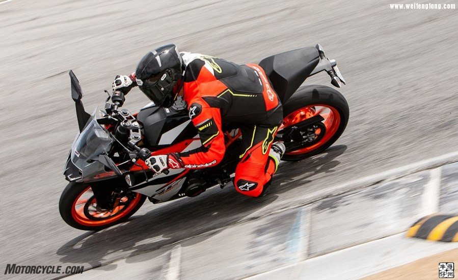 062218-Lightweight-Sportbikes-KTM-RC390-8225.jpg