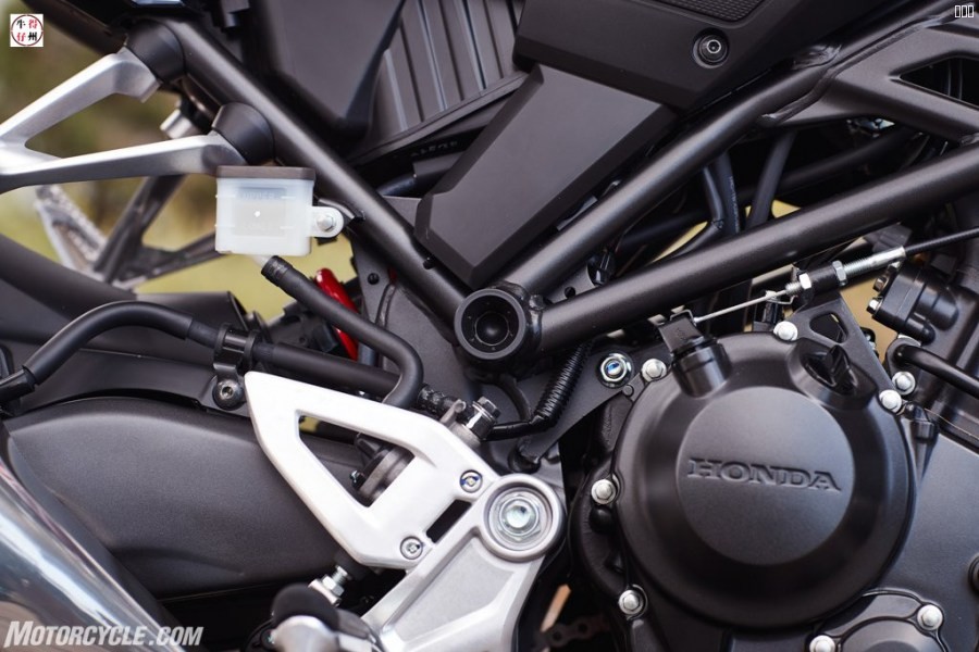 19-Honda-CB300R_detail_6.jpg