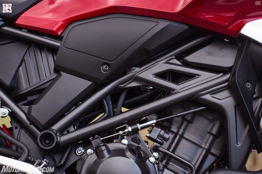 19-Honda-CB300R_detail_7.jpg