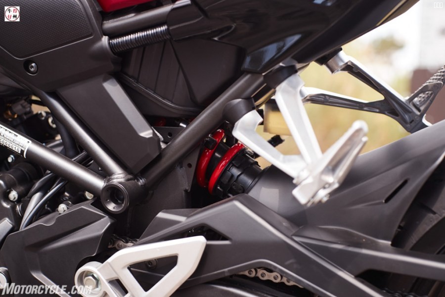 19-Honda-CB300R_detail_20.jpg