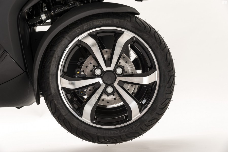 Peugeot Metropolis 400 RX-R 13'' Mad Black 01.jpg