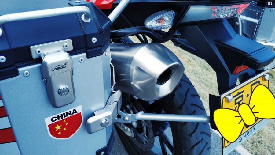 17小改款排气末端为鸟嘴设计 声浪比较老款更加浑厚