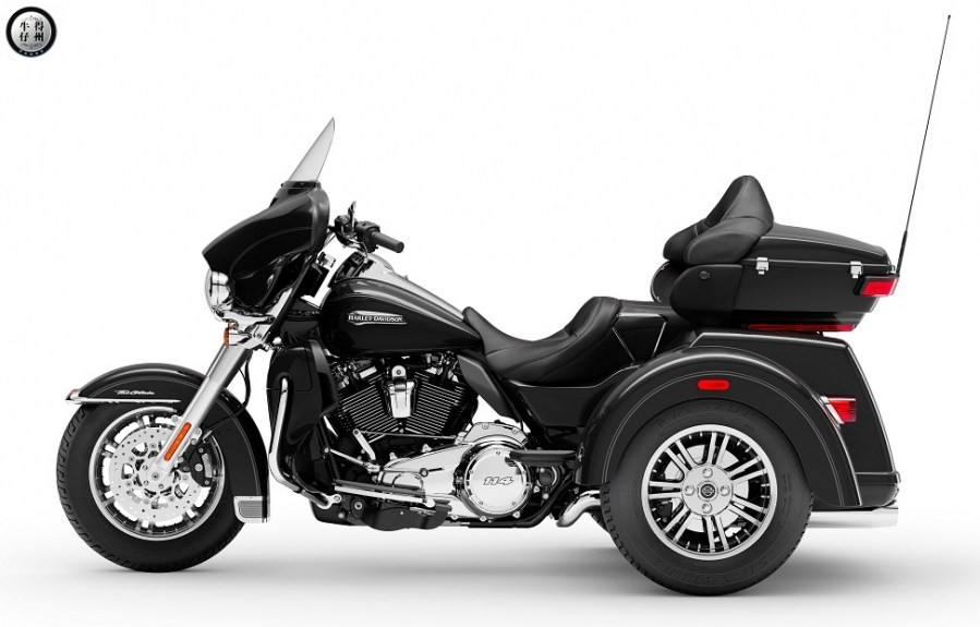 082718-2019-harley-davidson-tri-glide-ultra-19_FLHTCUTG_L.jpg