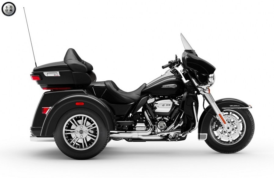 082718-2019-harley-davidson-tri-glide-ultra-19_FLHTCUTG_R.jpg